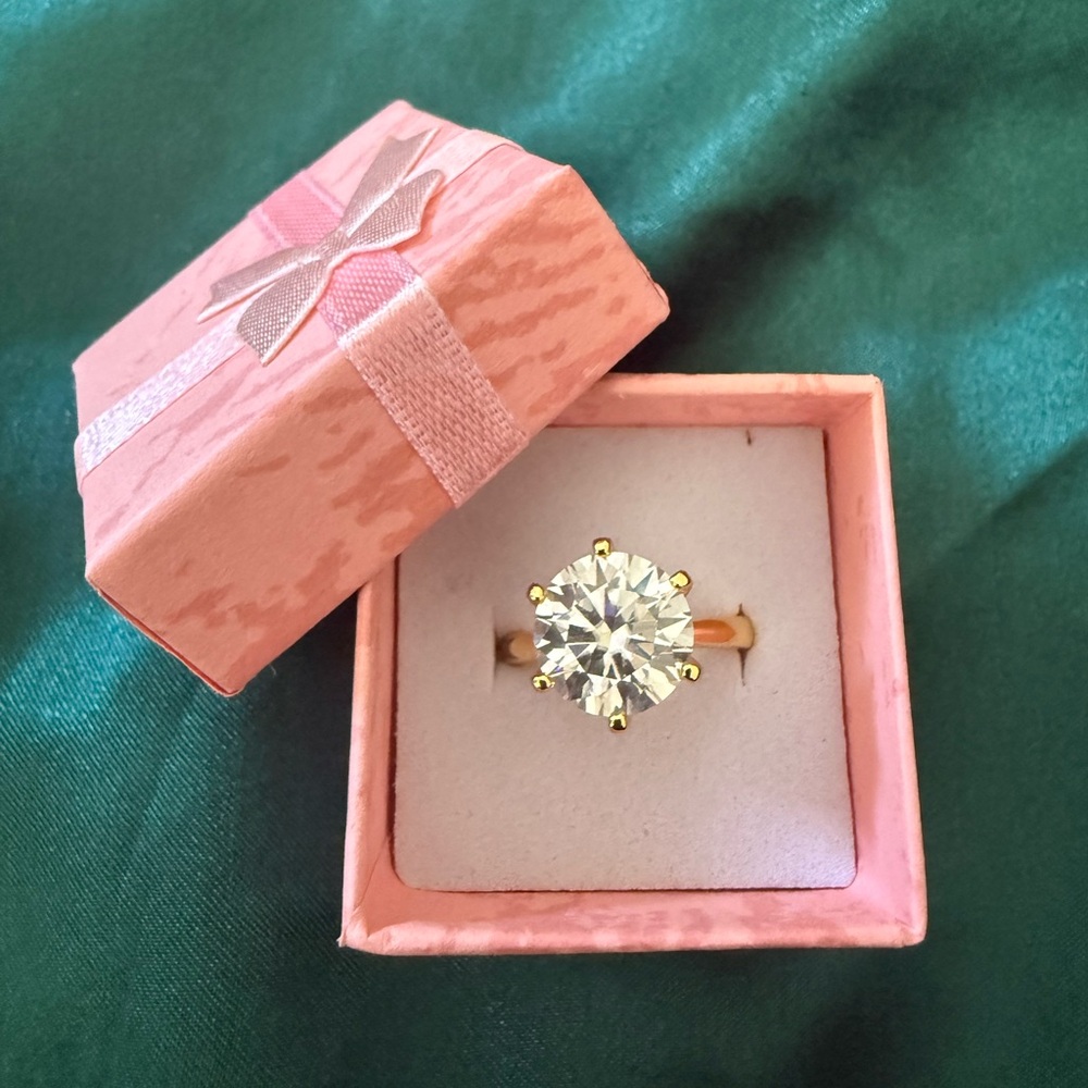Brand New Genuine Gold S925 Silver & 2 CT Moissanite Ring size 7